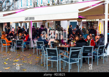 I clienti seduti a tavoli alfresco presso un bar di tapas di Siviglia, Spagna Foto Stock