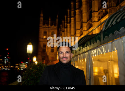 È sotto embargo fino al 0001 giovedì 17 gennaio Peter Andre al di fuori della Camera dei comuni al lancio dei figli prima campagna in combinazione con acqua i neonati. Foto Stock