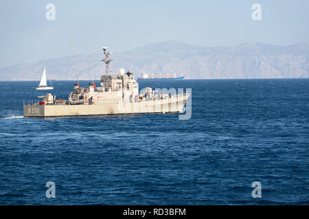 RHODES, Grecia - 21 settembre 2017: HS Ormi - Greco cannoniere P230 (ex Asheville-class gunboats del Navy US si è trasferito in Grecia nel 1989) lascia Foto Stock