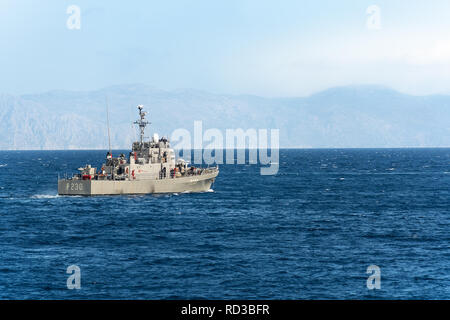 RHODES, Grecia - 21 settembre 2017: HS Ormi - Greco cannoniere P230 (ex Asheville-class gunboats del Navy US si è trasferito in Grecia nel 1989) lascia Foto Stock