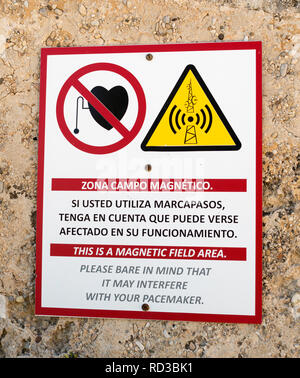 Avviso di avvertimento del forte campo magnetico vicino alla torre di telecomunicazioni presso il castello di Alicante in Spagna, Europa Foto Stock