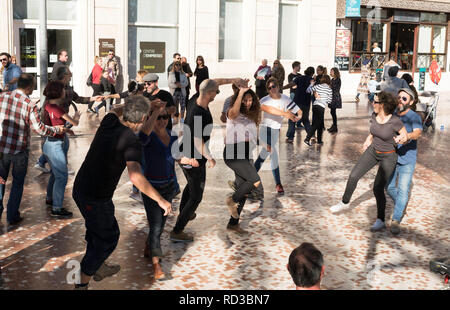 Coppie ballando il Lindy Hop sul lungomare di Alicante, Spagna, Europa Foto Stock