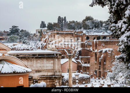 Vista del Foro Romano e del palatino antiche rovine coperte di neve dal Campidoglio a Roma Foto Stock