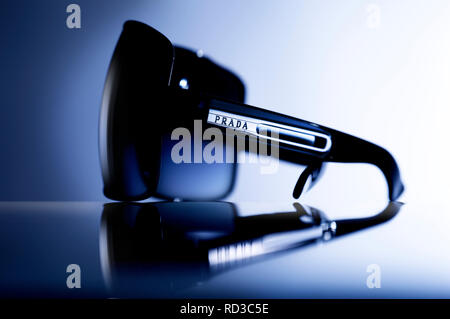 Close up vista laterale di Prada occhiali da sole, studio shot Foto Stock