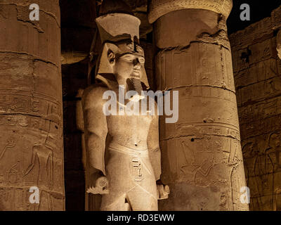 Ramses II statua al Tempio di Luxor in Egitto di notte Foto Stock