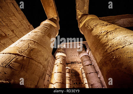 Colonne antiche al tempio di Luxor illuminato di notte Foto Stock