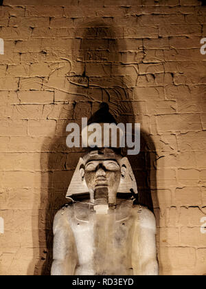 Ramses II o Ramses il grande statua in granito al Tempio di Luxor e Tebe in Egitto Foto Stock