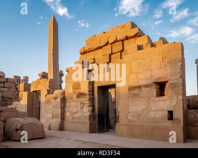 Tempio di Karnak noto come Karnak a Luxor con il grande obelisco e antichi geroglifici sui muri di pietra Foto Stock