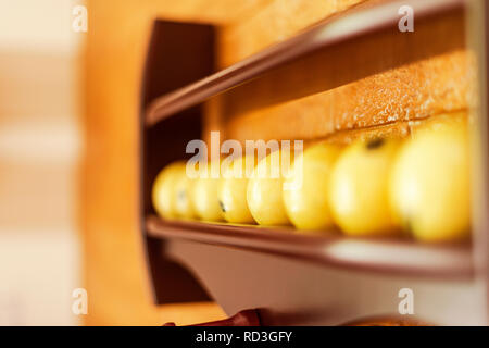 Set di palle da biliardo per gioco pool o biliardo americano sui ripiani. Russo da biliardo. Piscina gioco di biliardo. Biliardo sport concept art. Sala biliardo Foto Stock