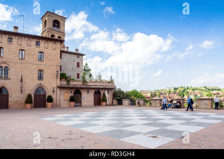 Castelvetro, Italia - 25 Aprile 2017: giornata di vista della piazza principale e gli edifici medievali di Castelvetro di Modena, Italia. Castelvetro è noto per i suoi 6 m Foto Stock