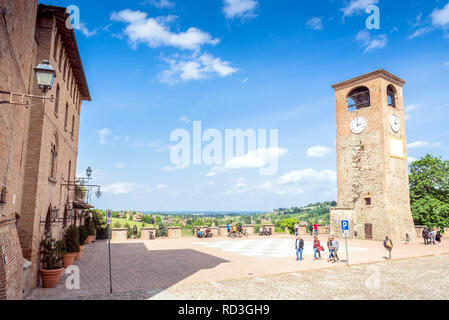 Castelvetro, Italia - 25 Aprile 2017: giornata di vista della piazza principale e gli edifici medievali di Castelvetro di Modena, Italia. Castelvetro è noto per i suoi 6 m Foto Stock