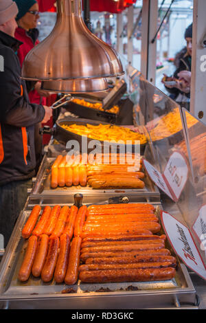 Salsicce tedesche in vendita presso street stallo a Mercatino di Natale nel centro di Vienna, Austria. Foto Stock