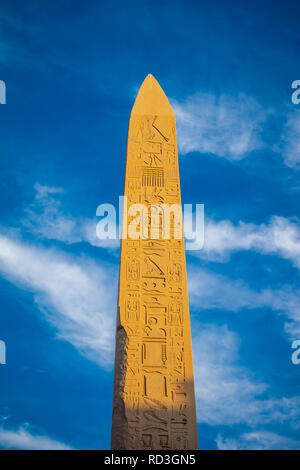 Geroglifici sulla grande obelisco al Tempio di Karnak complessa, più noto come Karnak Luxor (TEBE) Egitto Foto Stock