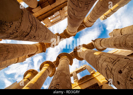 Karnak Hypostyle hall colonne e nuvole nel Tempio di Luxor Tebe Foto Stock