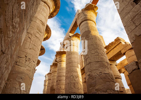 Tempio di Karnak a Luxor, Egitto. Complesso del tempio di Karnak, comunemente noto come Karnak, comprende un vasto mix di antichi templi, cappelle, tralicci e statu Foto Stock