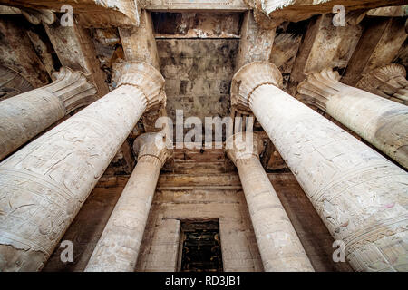 Colonnato al Tempio di Horus in Edfu Idfu Egitto Foto Stock