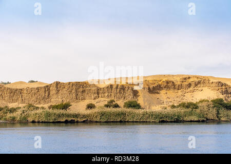 Fiume Nilo panorama visto da una crociera sul Nilo nave nei pressi di Luxor in Egitto Foto Stock