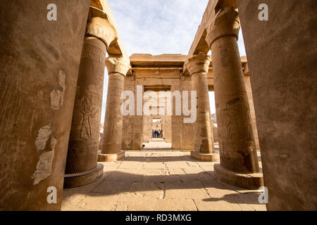 L'esterno colonne di Kom Ombo tempio di Assuan costruita durante la dinastia tolemaica Foto Stock