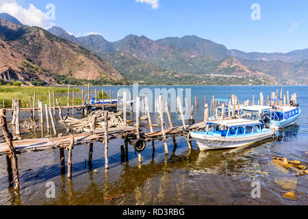 San Juan la Laguna, lago Atitlan, Guatemala - Dicembre 31, 2018: barche attraccate al dock per la Vigilia di Capodanno in riva al lago di San Juan la Laguna. Foto Stock