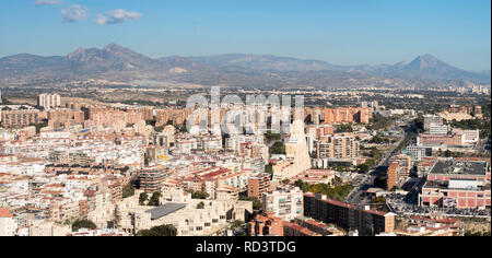 Panorama mostra Alicante cityscape con le montagne sullo sfondo, Spagna, Europa Foto Stock