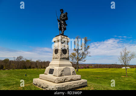 Sharpsburg, MD, Stati Uniti d'America - 10 Aprile 2016: un monumento di 124Pennsylvania Fanteria di volontariato include una statua del colonnello Joseph W. Hawley su un Foto Stock
