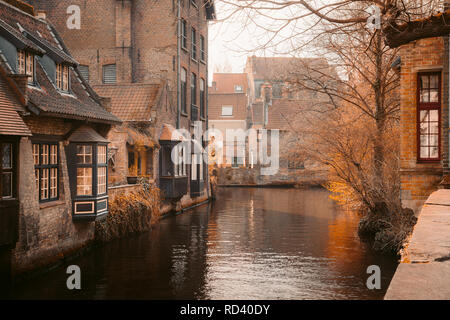 Vista panoramica del centro storico della città di Brugge a beautiful Golden. La luce del mattino al sorgere del sole, provincia della Fiandre Occidentale, Belgio Foto Stock