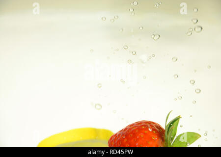 Ferschiedene Früchte im Wasser, Wassertropfen Foto Stock