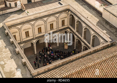 Napoli, Italia - Gennaio 7: vista sulla Certosa di San Martino con visitatori afferrato nella corte, il 7 gennaio 2018 a Napoli, Italia Foto Stock