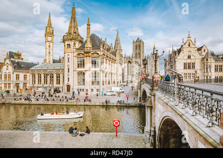 Vista panoramica del centro storico della città di Gand con il fiume Leie in una giornata di sole, est la regione delle Fiandre, in Belgio Foto Stock