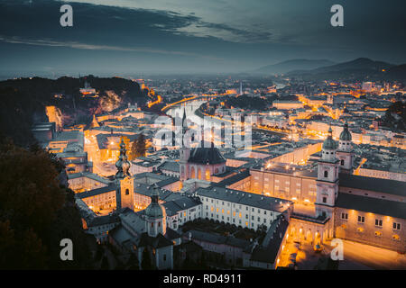 Classic vista crepuscolo della storica città di Salisburgo durante le ore di colore blu al tramonto in estate, Salzburger Land, Austria Foto Stock