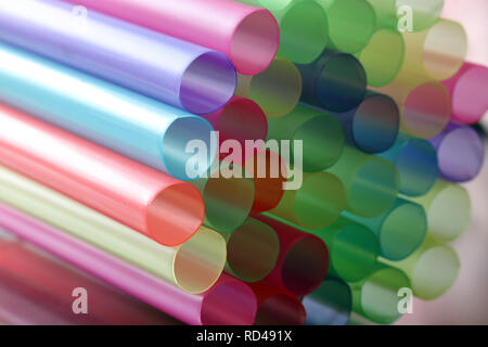 Grande immagine ravvicinata di pastello colorato in plastica cannucce potabile Foto Stock