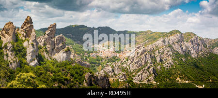 Vista panoramica del famoso Lucan Dolomiti con bellissimo villaggio di montagna di Castelmezzano in estate, Basilicata, Italia Foto Stock