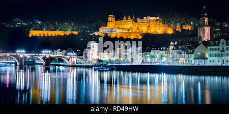 Vista panoramica della città vecchia di Heidelberg riflettente nel bellissimo fiume Neckar di notte, Baden-Wuerttemberg, Germania Foto Stock