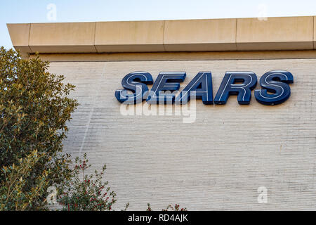 Falls Church, VA, Stati Uniti d'America. 16 gennaio, 2019. Sears raggiunge la trattativa per vendere la società e salvare i rimanenti 400 negozi come questo uno a Falls Church, VA. Credito: Robert Blakley/Alamy Live News Foto Stock