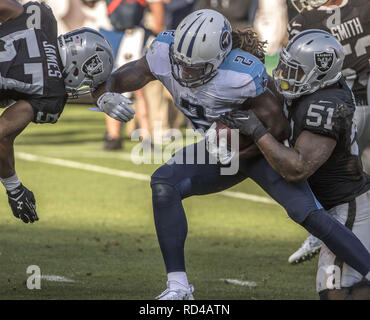 Oakland, la California, Stati Uniti d'America. Il 27 agosto, 2016. Oakland Raiders fuori linebacker Cory James (57) ed il linebacker Bruce Irvin (51) Affrontare Tennessee Titans running back Derrick Henry (2) Sabato, Agosto 27, 2016 a O.co Coliseum a Oakland, in California. I Titani sconfitti i raider 27-14 in una partita di preseason. Credito: Al di Golub/ZUMA filo/Alamy Live News Foto Stock