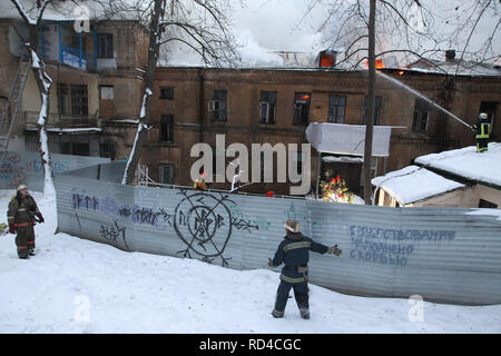 Kiev Kiev, Ucraina. 16 gennaio, 2019. Vigili del fuoco ucraine sono visto cercando di spegnere un incendio in un edificio storico situato non lontano della Piazza Indipendenza, nel centro di Kiev.circa il 16 fire-motori unità e 62 personale di vigili del fuoco sono stati necessari per il controllo del fuoco. Nessun corpo è morto o è stato ferito durante un incendio in uno degli edifici storici situati nel cortile del Dnipro hotel nel centro di Kiev. Credito: Pavlo Gonchar SOPA/images/ZUMA filo/Alamy Live News Foto Stock