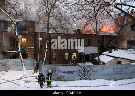 Kiev Kiev, Ucraina. 16 gennaio, 2019. Vigili del fuoco ucraine sono visto cercando di spegnere un incendio in un edificio storico situato non lontano della Piazza Indipendenza, nel centro di Kiev.circa il 16 fire-motori unità e 62 personale di vigili del fuoco sono stati necessari per il controllo del fuoco. Nessun corpo è morto o è stato ferito durante un incendio in uno degli edifici storici situati nel cortile del Dnipro hotel nel centro di Kiev. Credito: Pavlo Gonchar SOPA/images/ZUMA filo/Alamy Live News Foto Stock