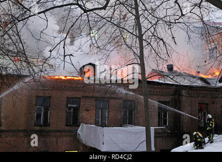 Kiev Kiev, Ucraina. 16 gennaio, 2019. Vigili del fuoco ucraine sono visto cercando di spegnere un incendio in un edificio storico situato non lontano della Piazza Indipendenza, nel centro di Kiev.circa il 16 fire-motori unità e 62 personale di vigili del fuoco sono stati necessari per il controllo del fuoco. Nessun corpo è morto o è stato ferito durante un incendio in uno degli edifici storici situati nel cortile del Dnipro hotel nel centro di Kiev. Credito: Pavlo Gonchar SOPA/images/ZUMA filo/Alamy Live News Foto Stock