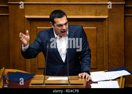 Atene, Grecia. 16 gennaio, 2019. Il Primo Ministro greco, Alexis Tsipras parla nel corso di una sessione parlamentare. In seguito alle dimissioni del Ministro della difesa greco Kammenos e il ritiro del suo partito dalla coalizione con la sentenza Syriza left-wing partito, il primo ministro ha sollevato la questione di fiducia nei confronti del Parlamento. La votazione si svolgerà dopo due giorni di dibattito parlamentare sul tardi mercoledì sera. Credito: Angelos Tzortzinis/DPA/dpa/Alamy Live News Foto Stock