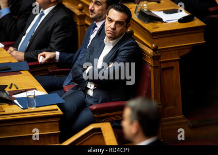 Atene, Grecia. 16 gennaio, 2019. Il Primo Ministro greco, Alexis Tsipras medita il round nel corso di una sessione parlamentare. In seguito alle dimissioni del Ministro della difesa greco Kammenos e il ritiro del suo partito dalla coalizione con la sentenza Syriza left-wing partito, il primo ministro ha sollevato la questione di fiducia nei confronti del Parlamento. La votazione si svolgerà dopo due giorni di dibattito parlamentare sul tardi mercoledì sera. Credito: Angelos Tzortzinis/DPA/dpa/Alamy Live News Foto Stock