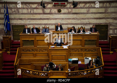 Atene, Grecia. 16 gennaio, 2019. Il Primo Ministro greco, Alexis Tsipras parla nel corso di una sessione parlamentare. In seguito alle dimissioni del Ministro della difesa greco Kammenos e il ritiro del suo partito dalla coalizione con la sentenza Syriza left-wing partito, il primo ministro ha sollevato la questione di fiducia nei confronti del Parlamento. La votazione si svolgerà dopo due giorni di dibattito parlamentare sul tardi mercoledì sera. Credito: Angelos Tzortzinis/DPA/dpa/Alamy Live News Foto Stock