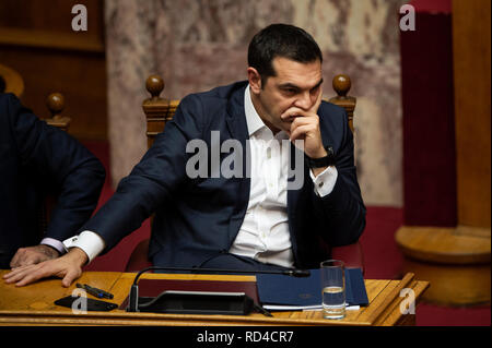 Atene, Grecia. 16 gennaio, 2019. Il Primo Ministro greco, Alexis Tsipras medita il round nel corso di una sessione parlamentare. In seguito alle dimissioni del Ministro della difesa greco Kammenos e il ritiro del suo partito dalla coalizione con la sentenza Syriza left-wing partito, il primo ministro ha sollevato la questione di fiducia nei confronti del Parlamento. La votazione si svolgerà dopo due giorni di dibattito parlamentare sul tardi mercoledì sera. Credito: Angelos Tzortzinis/DPA/dpa/Alamy Live News Foto Stock