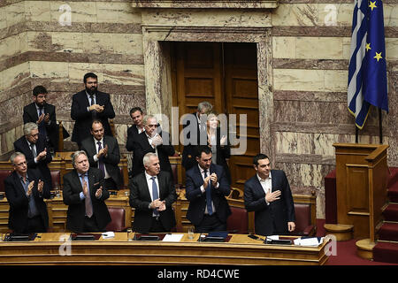 Atene, Grecia. 16 gennaio, 2019. I deputati europei hanno applaudito dopo il discorso del Primo Ministro greco Alexis Tsipras (r) nel corso di una sessione parlamentare. In seguito alle dimissioni del Ministro della difesa greco Kammenos e il ritiro del suo partito dalla coalizione con la sentenza Syriza left-wing partito, il primo ministro ha sollevato la questione di fiducia nei confronti del Parlamento. La votazione si svolgerà dopo due giorni di dibattito parlamentare sul tardi mercoledì sera. Credito: Angelos Tzortzinis/DPA/dpa/Alamy Live News Foto Stock