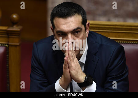 Atene, Grecia. 16 gennaio, 2019. Il Primo Ministro greco Alexis Tsipras siede pensieroso nel Presidium nel corso di una sessione parlamentare. In seguito alle dimissioni del Ministro della difesa greco Kammenos e il ritiro del suo partito dalla coalizione con la sentenza Syriza left-wing partito, il primo ministro ha sollevato la questione di fiducia nei confronti del Parlamento. La votazione si svolgerà dopo due giorni di dibattito parlamentare sul tardi mercoledì sera. Credito: Angelos Tzortzinis/DPA/dpa/Alamy Live News Foto Stock