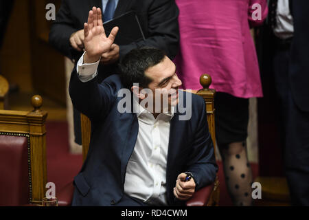 Atene, Grecia. 16 gennaio, 2019. Il Primo Ministro greco, Alexis Tsipras onde ai suoi tifosi nel corso di una sessione parlamentare. In seguito alle dimissioni del Ministro della difesa greco Kammenos e il ritiro del suo partito dalla coalizione con la sentenza Syriza left-wing partito, il primo ministro ha sollevato la questione di fiducia nei confronti del Parlamento. La votazione si svolgerà dopo due giorni di dibattito parlamentare sul tardi mercoledì sera. Credito: Angelos Tzortzinis/DPA/dpa/Alamy Live News Foto Stock