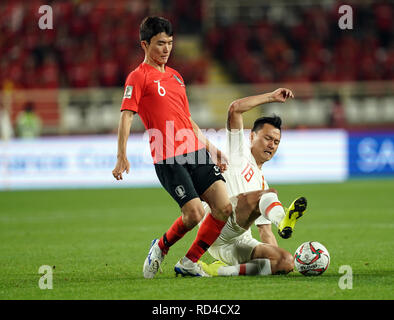 16 Gennaio 2019 : Gao Lin della Cina affrontare Hwang in-beom della Corea del Sud durante la Corea del Sud v Cina al Al-Nahyan Stadium di Abu Dhabi, Emirati arabi uniti, AFC Asian Cup, Asian campionato di calcio. Ulrik Pedersen/CSM. Foto Stock