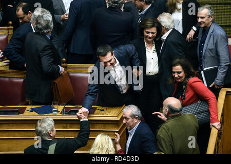 Atene, Grecia. 16 gennaio, 2019. Il Primo Ministro greco, Alexis Tsipras riceve congratulazioni durante una sessione parlamentare dopo che i parlamentari hanno espresso la loro fiducia in lui. Secondo il presidio parlamentare, 151 deputati hanno votato per Tsipras. 148 pertanto votato contro. Tsipras aveva chiesto la questione di fiducia in vista della controversia entro la Grecia nel corso di un negoziato nome compromesso con la Macedonia. Credito: Angelos Tzortzinis/DPA/dpa/Alamy Live News Foto Stock