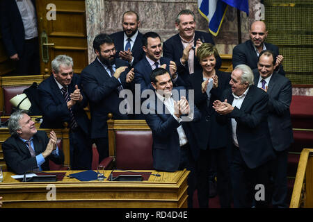 Atene, Grecia. 16 gennaio, 2019. Il Primo Ministro greco Alexis Tsipras (M) e i ministri del suo governo di applaudire durante una sessione parlamentare dopo i parlamentari avevano espresso la loro fiducia in lui. Secondo il presidio parlamentare, 151 deputati hanno votato per Tsipras. 148 pertanto votato contro. Tsipras aveva chiesto la questione di fiducia in vista della controversia entro la Grecia nel corso di un negoziato nome compromesso con la Macedonia. Credito: Angelos Tzortzinis/DPA/dpa/Alamy Live News Foto Stock