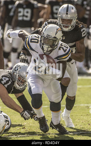 Ottobre 15, 2017 - Oakland, la California, Stati Uniti - Los Angeles Chargers defensive back Desmond King (20) corre predatori di Domenica, 15 ottobre 2017, a Oakland-Alameda County Coliseum a Oakland, in California. Il caricabatterie ha sconfitto i raider 17-16. (Credito Immagine: © Al Golub/ZUMA filo) Foto Stock