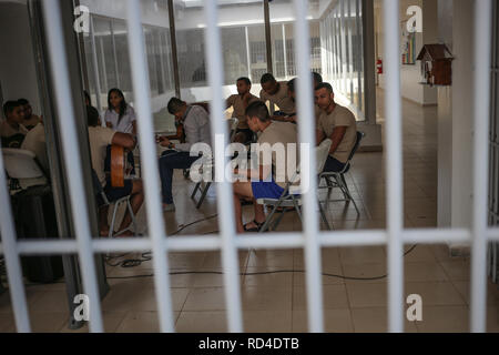 Pacora, Panama. 16 gennaio, 2019. La pratica di detenuti i brani che vengono a cantare durante la Giornata Mondiale della Gioventù in gioventù centro di detenzione 'Las Garzas'. Il Papa è prevista per l'istituzione durante la Giornata Mondiale della Gioventù. Lì il capo della chiesa terrà una Messa e ascoltare le confessioni dei detenuti. La visita si svolgerà dal 22 al 27.01.2019. Credito: Mauricio Valenzuela/dpa/Alamy Live News Foto Stock